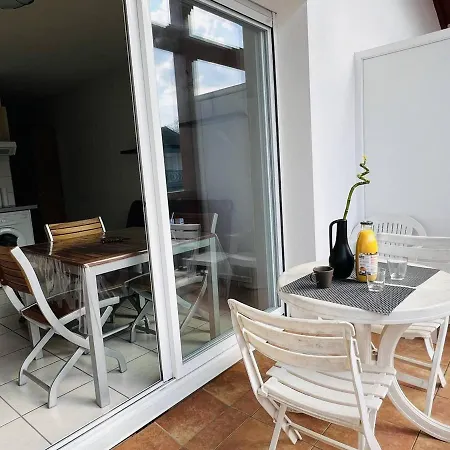 Location T1 Bis 2 Pièces Avec Piscine à - Fr-1-495-4 *